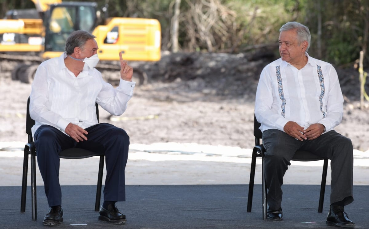 El Presidente junto con el gobernador de Campeche, durante la supervisión del Tren Maya. (Jesús Quintanar)