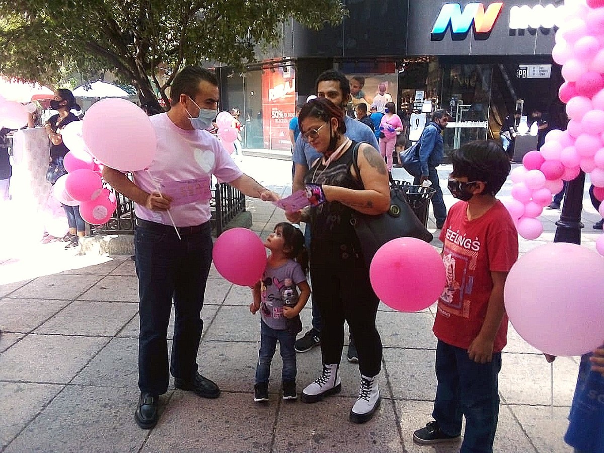 Inician campaña de concientización del cáncer de mamá en Monterrey. Foto: Especial.