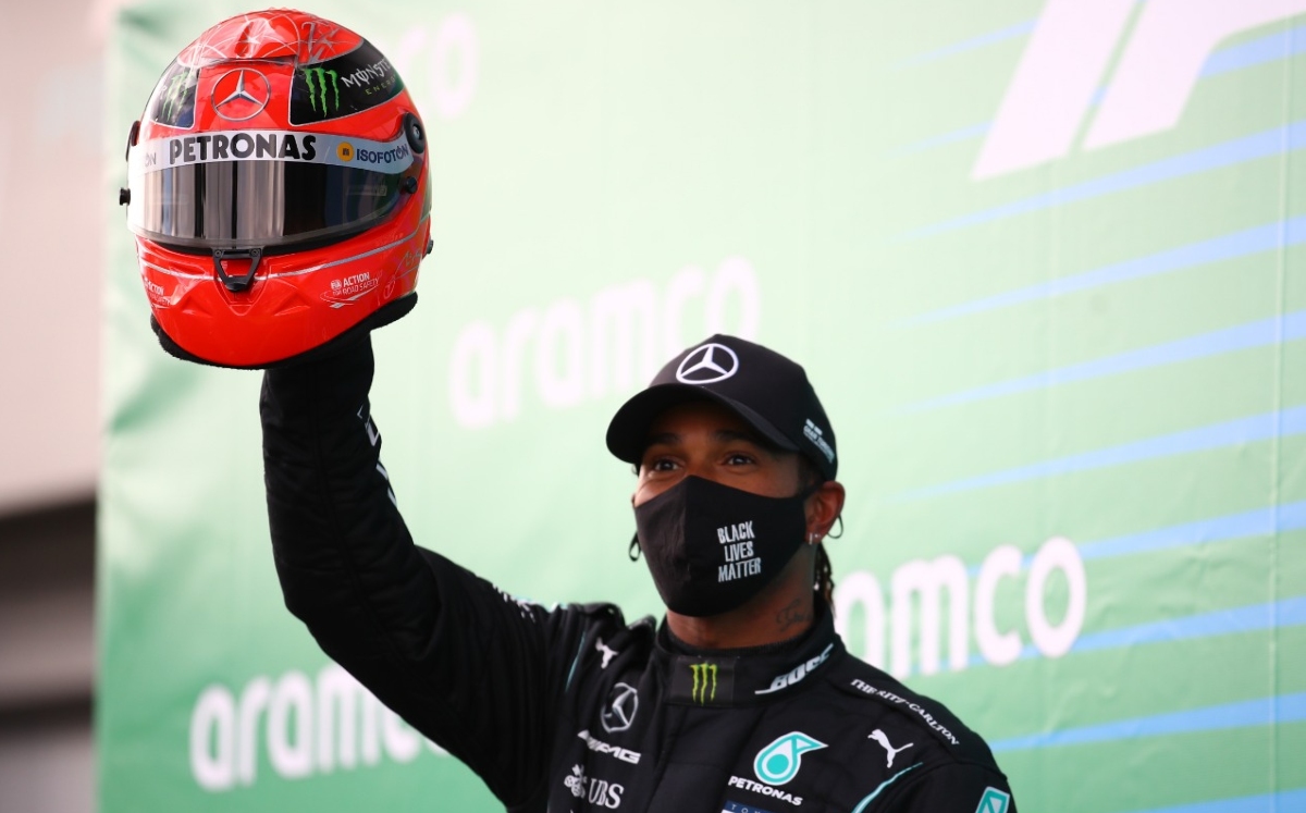 Lewis Hamilton con casco de Michael Schumacher (Reuters)