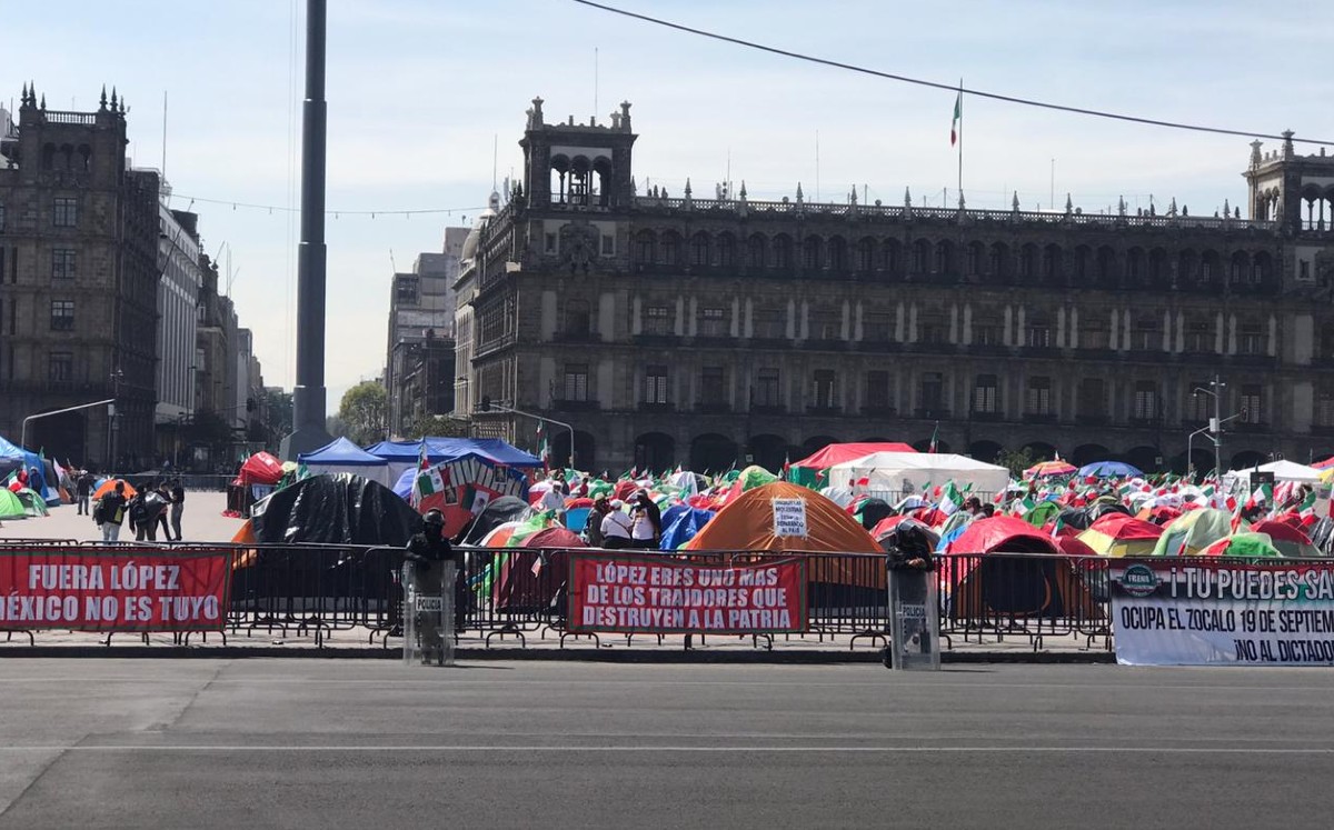 Manifestantes del SME lanzaron consignas a favor de López Obrador durante su paso por el plantón. (Cinthya Stettin)
