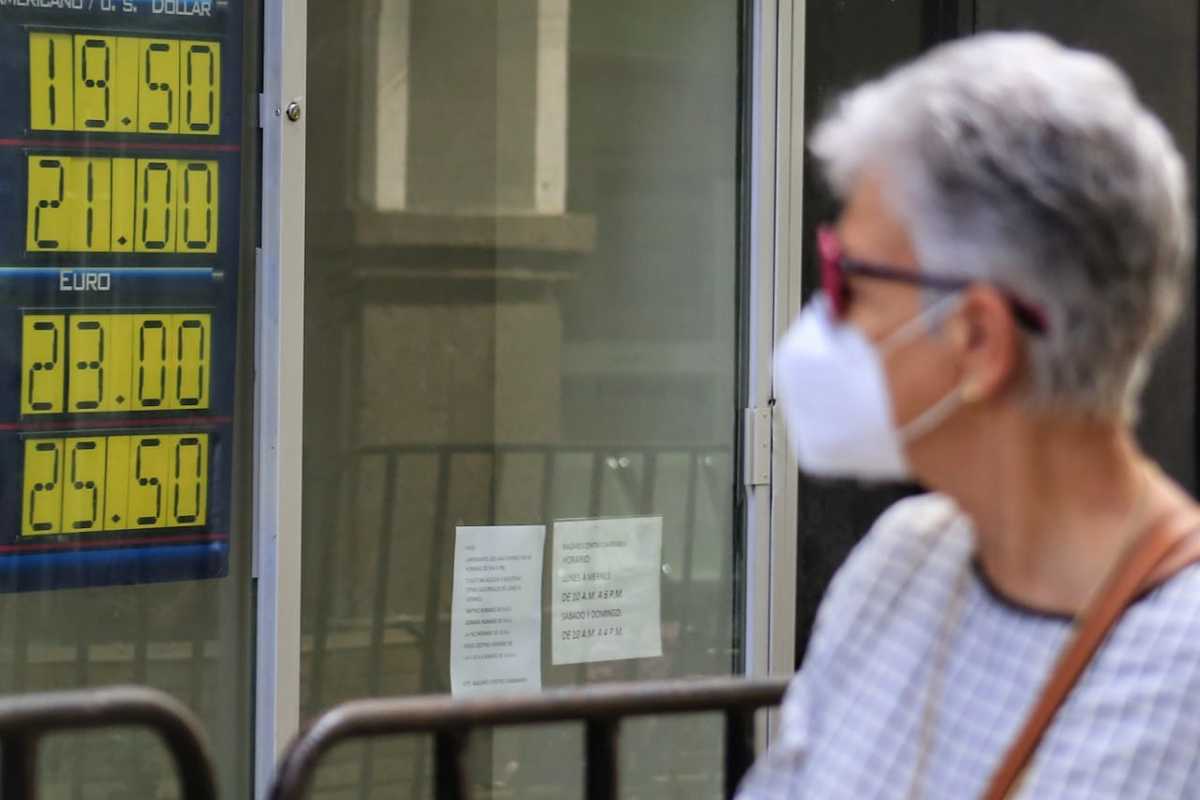 Una mujer espera frente a una casa de cambio.(Andrés Lobato)