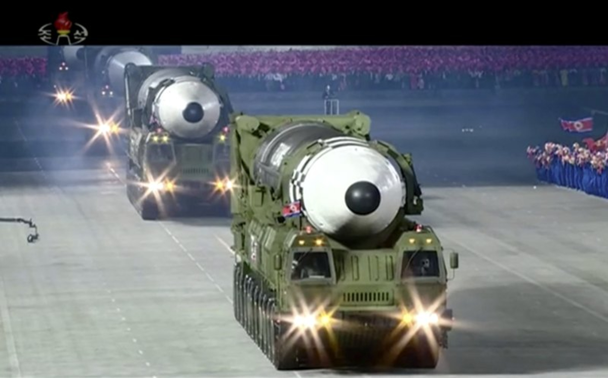 Norcorea mostró varios sistemas armamentísticos./ AP