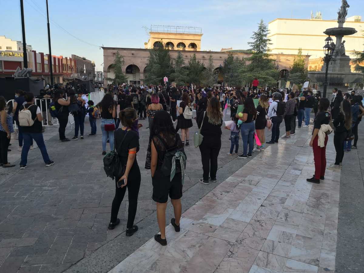 En la Plaza de Armas, un grupo de mujeres reclamaron justicia para esta nueva víctima. (Esmeralda Sánchez)