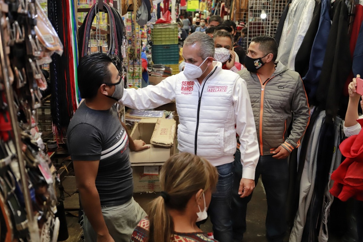 Sergio Baños, candidato del PRI por Pachuca, visita mercados municipales. (Cortesía)