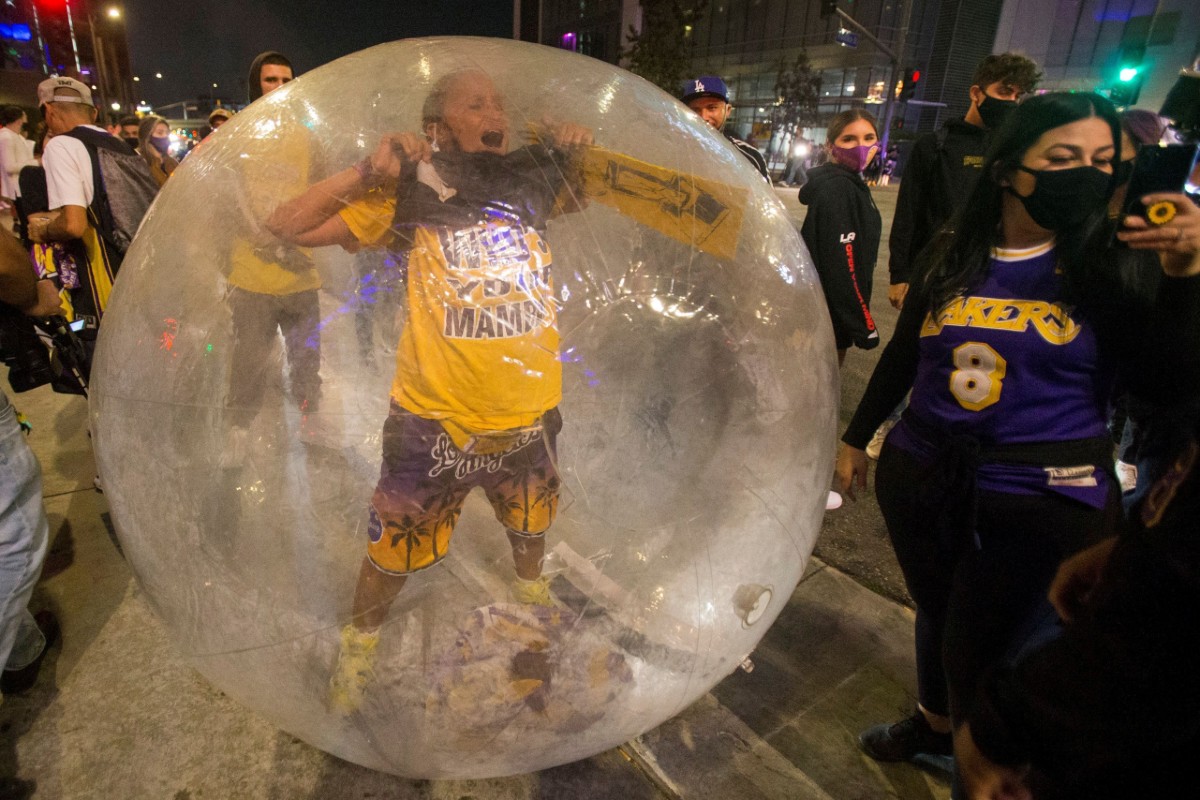 Aficionada de Lakers celebra el título de NBA desde su propia burbuja (Reuters)