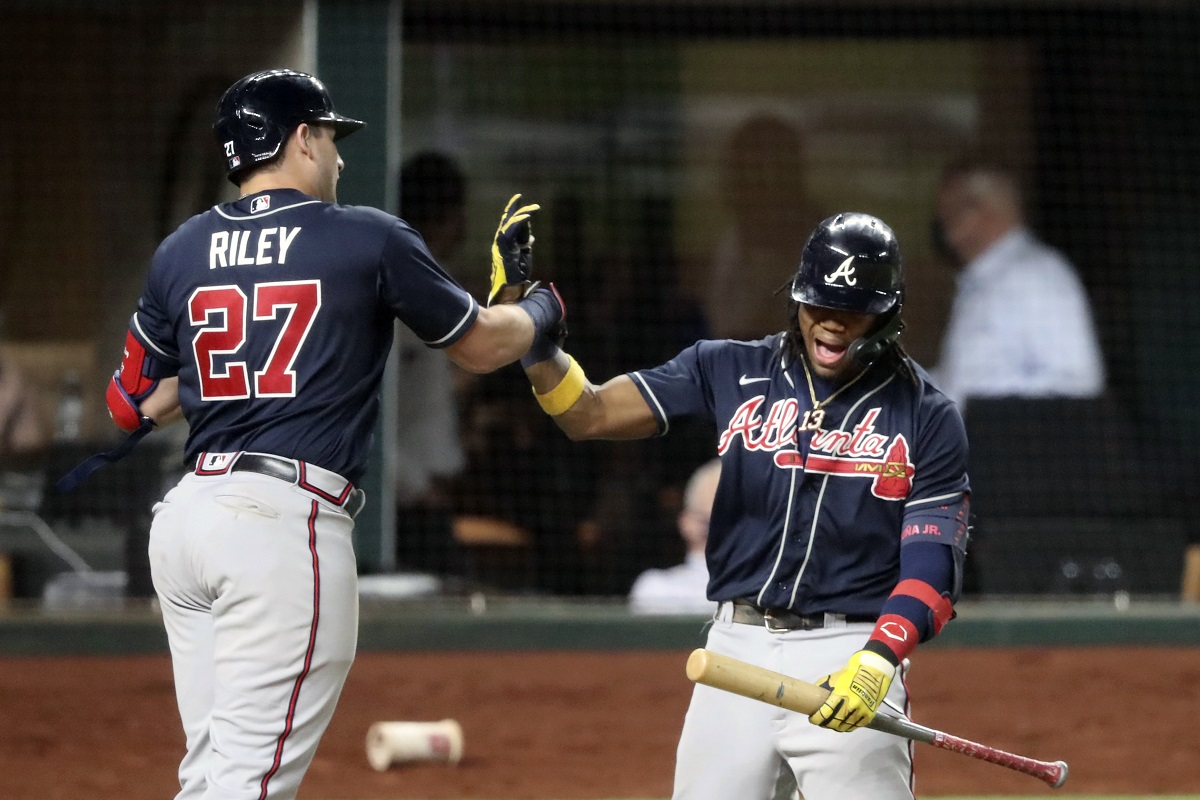 Austin Riley en festejo tras un home run (AP)