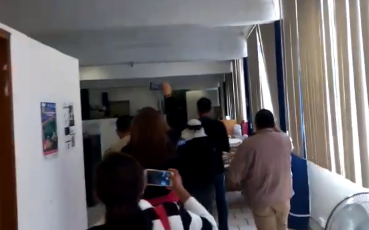 LAs autoridades catearon las oficinas del órgano estatal. (David Monroy)