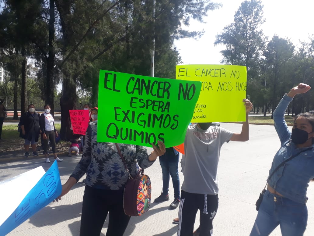 Familiares de niños con cáncer cerraron vialidades para exigir tratamientos. (Rafael González)