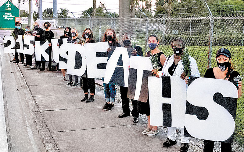 Frente al aeropuerto de Miami, activistas homenajearon a víctimas del virus. (EFE)
