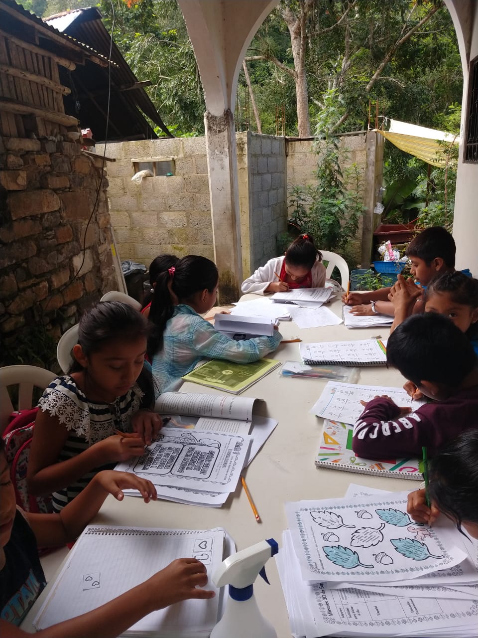 Israel Redondo Vilchis llega con los niños y niñas para hacer la tarea con ellos. (Cortesía)