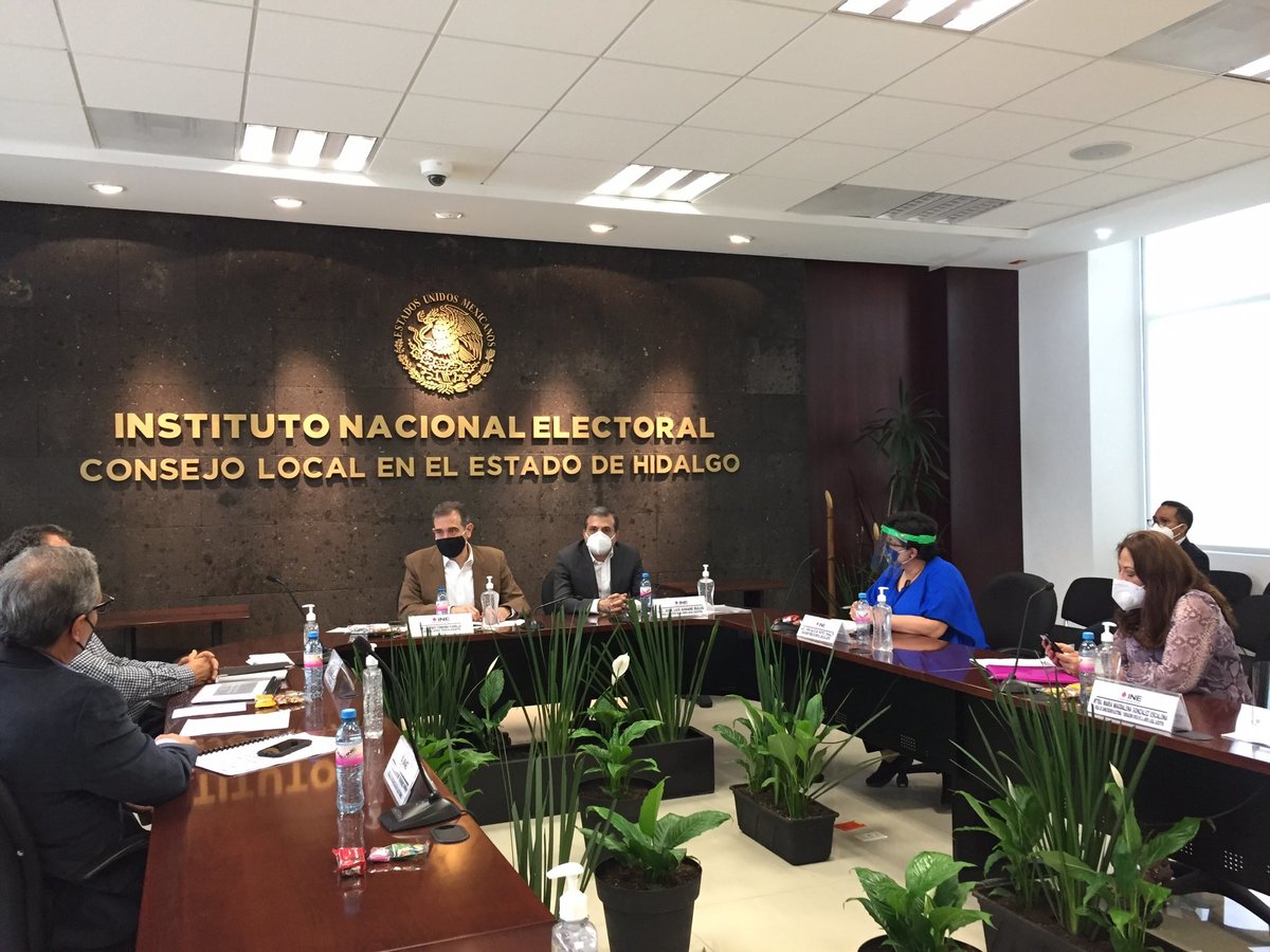 Lorenzo Córdova durante una reunión en el INE de Hidalgo | Especial