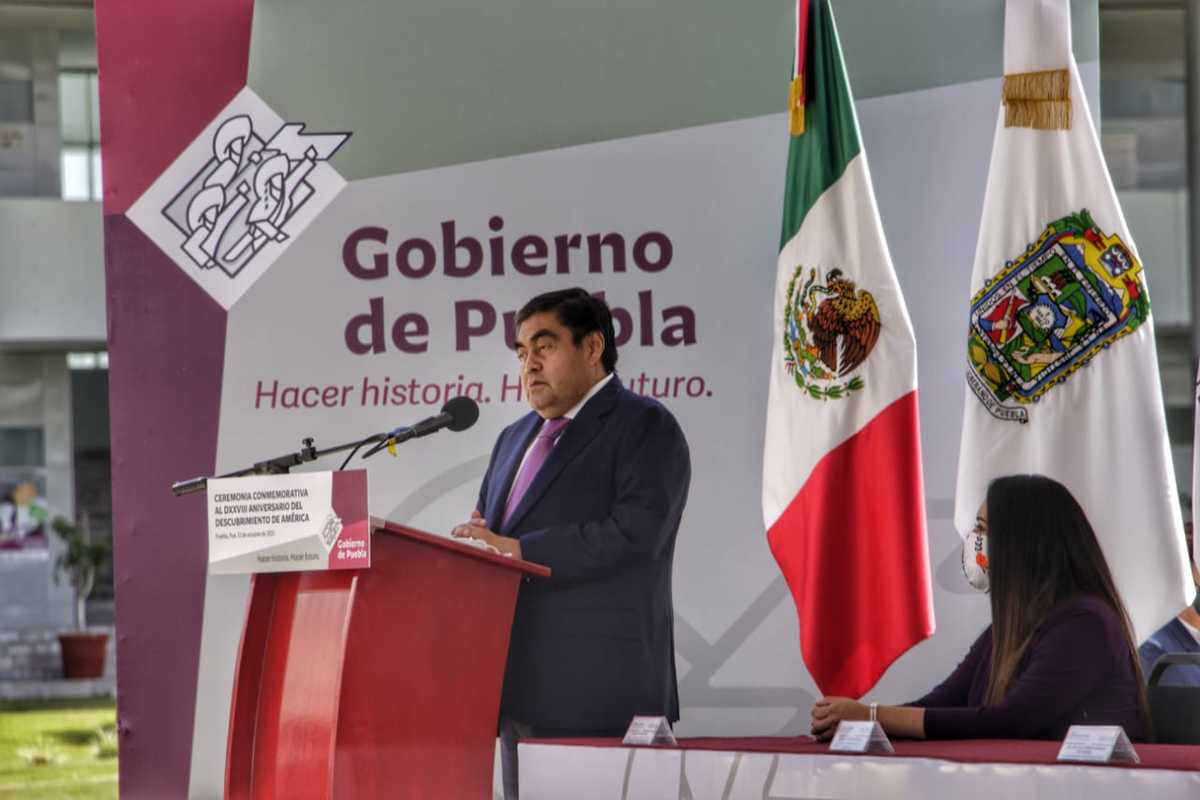 Luis Miguel Barbosa Huerta, encabezó la ceremonia conmemorativa del descubrimiento de América. (Melanie Torres)