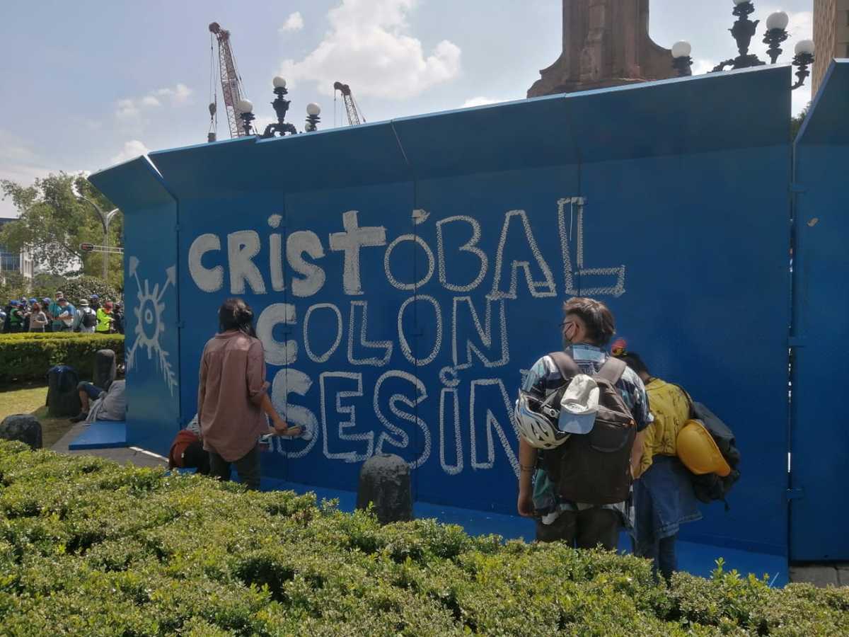 Los manifestantes esperan que la estatua de Colón esté guardada. | Anwar Nájera