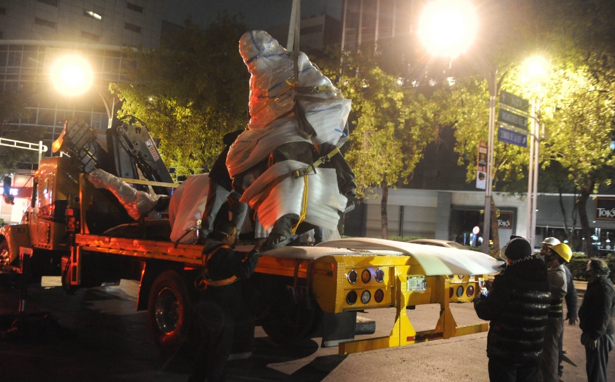 Retiran monumento a Cristóbal Colón en Paseo de la Reforma. (Cuartoscuro)