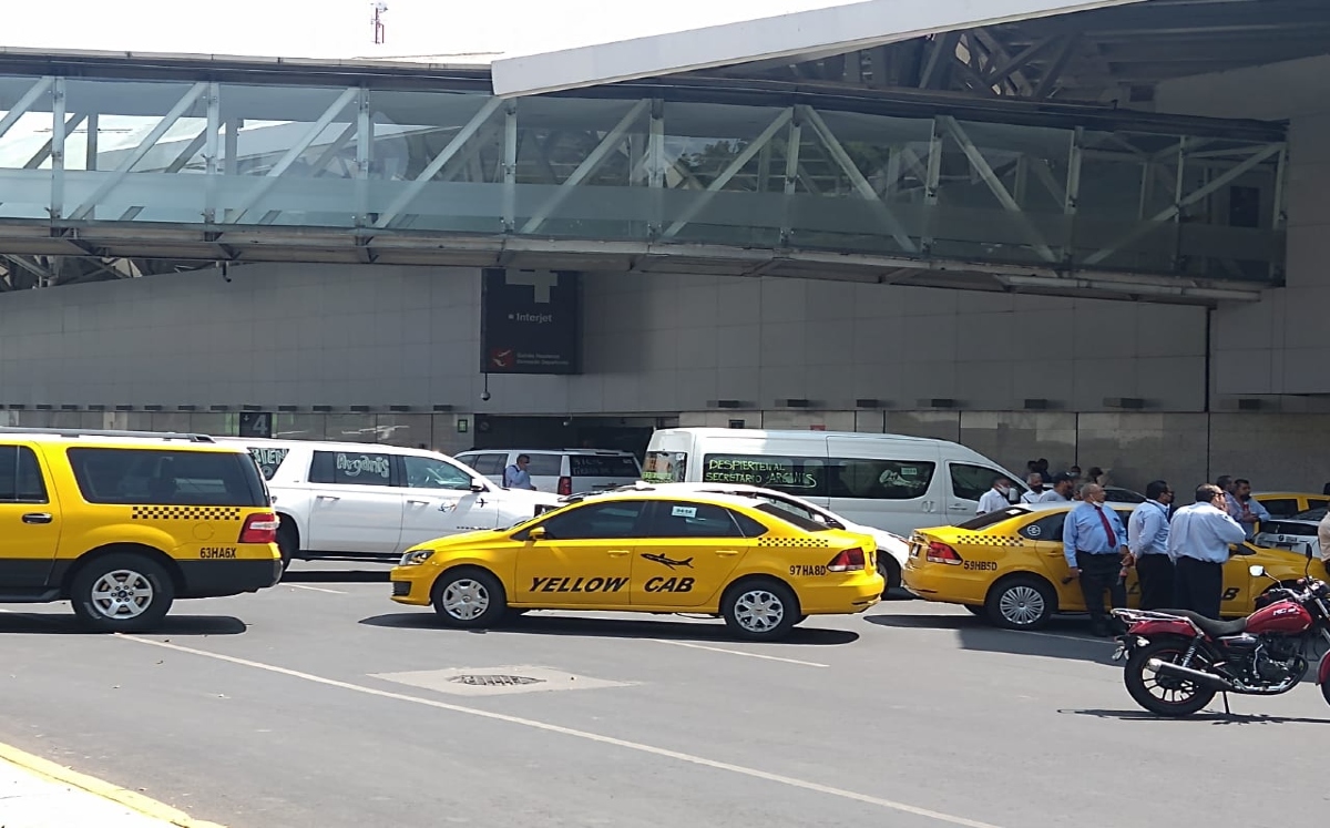 Los taxis fueron estacionados en el paso de ambas terminales. / César Velázquez