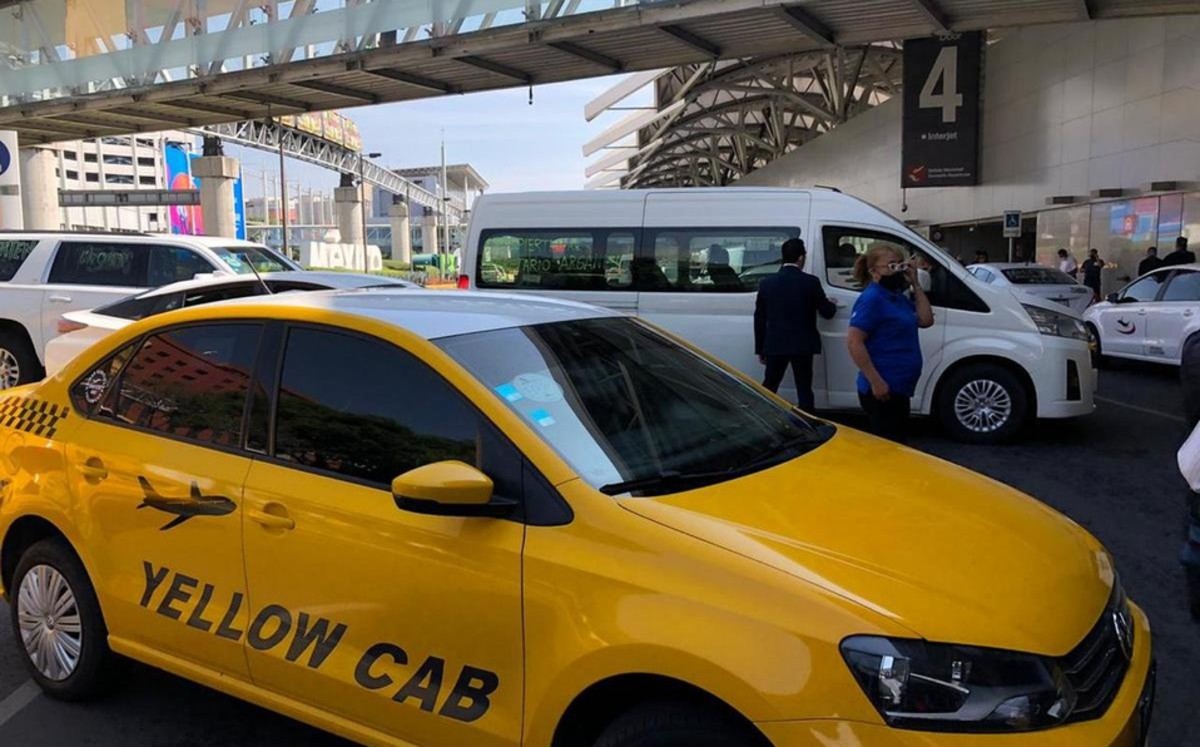 Taxistas bloquean accesos a terminales 1 y 2 del AICM