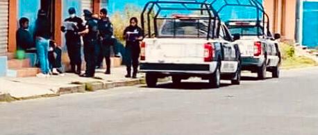 Uniformados acordonaron el terreno baldío. (Especial)