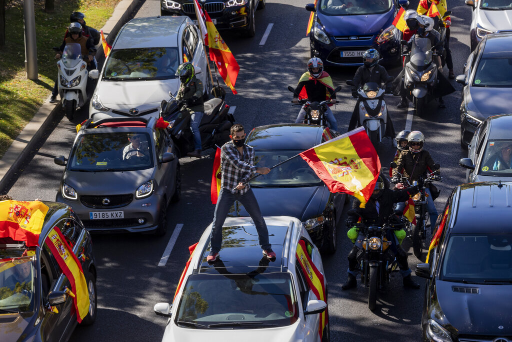 Los votantes de la derecha poyan más la monarquía española que quienes votan a la izquierda. (AP)