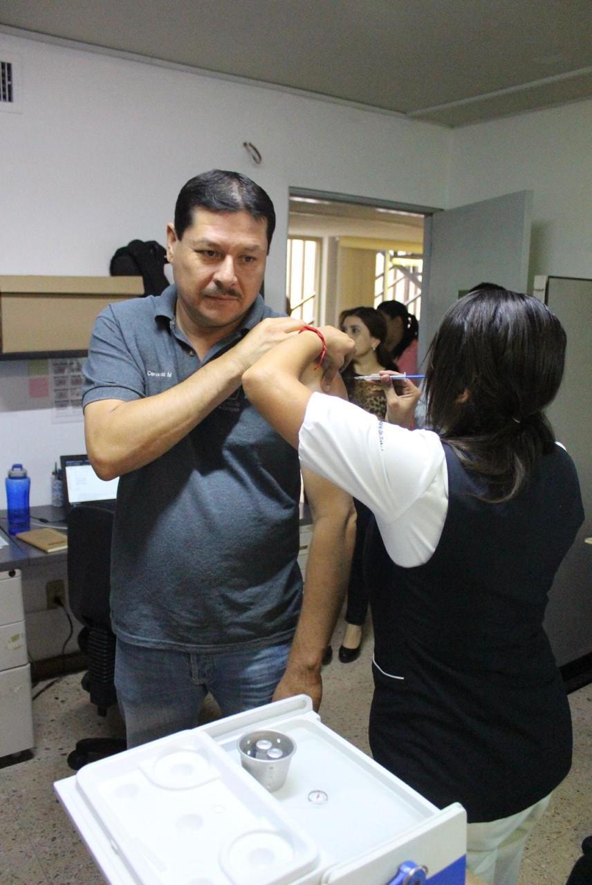En 24 horas se acabaron 80 mil dosis de vacuna contra la influenza. (Especial)