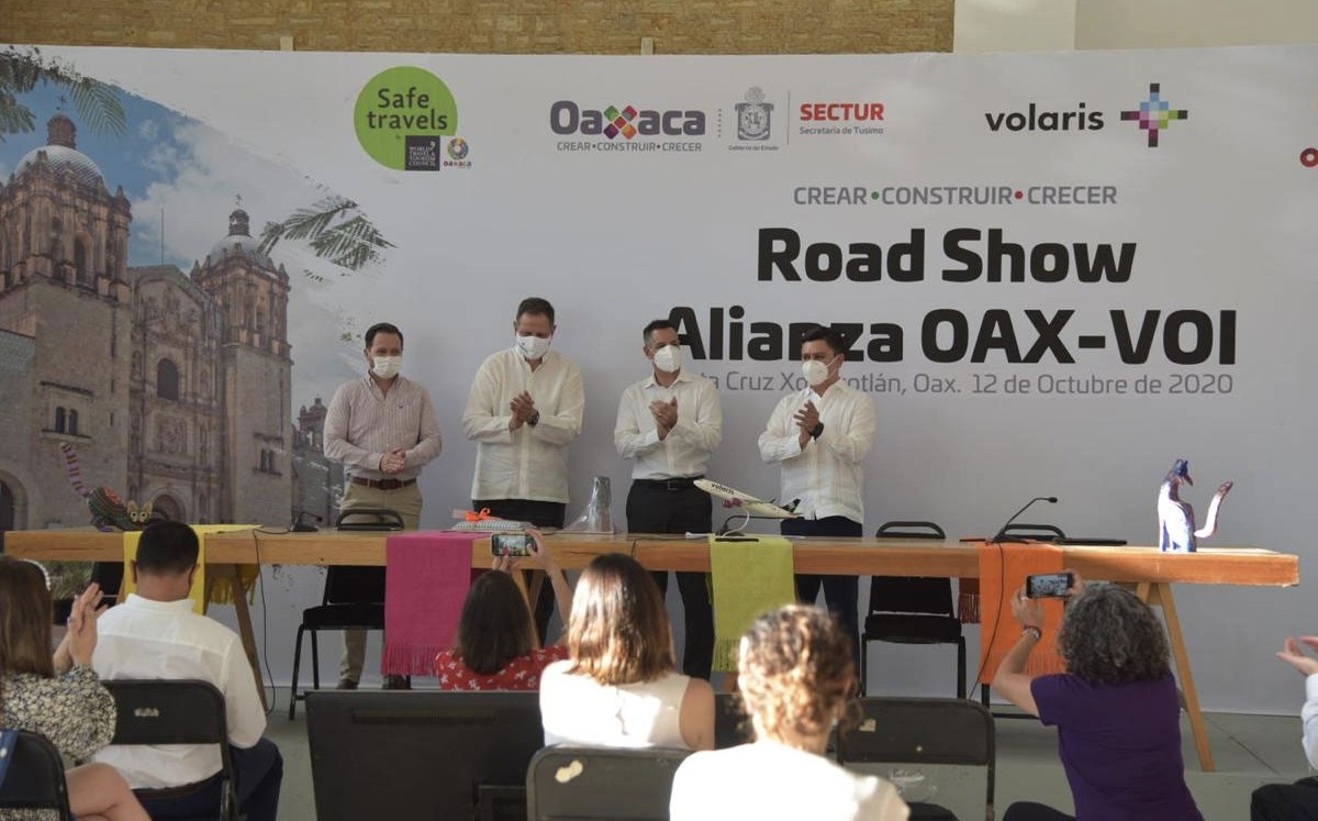 Alejandro Murat celebró esta suma de esfuerzos con Volaris, la aerolínea más grande en la entidad. (Especial)