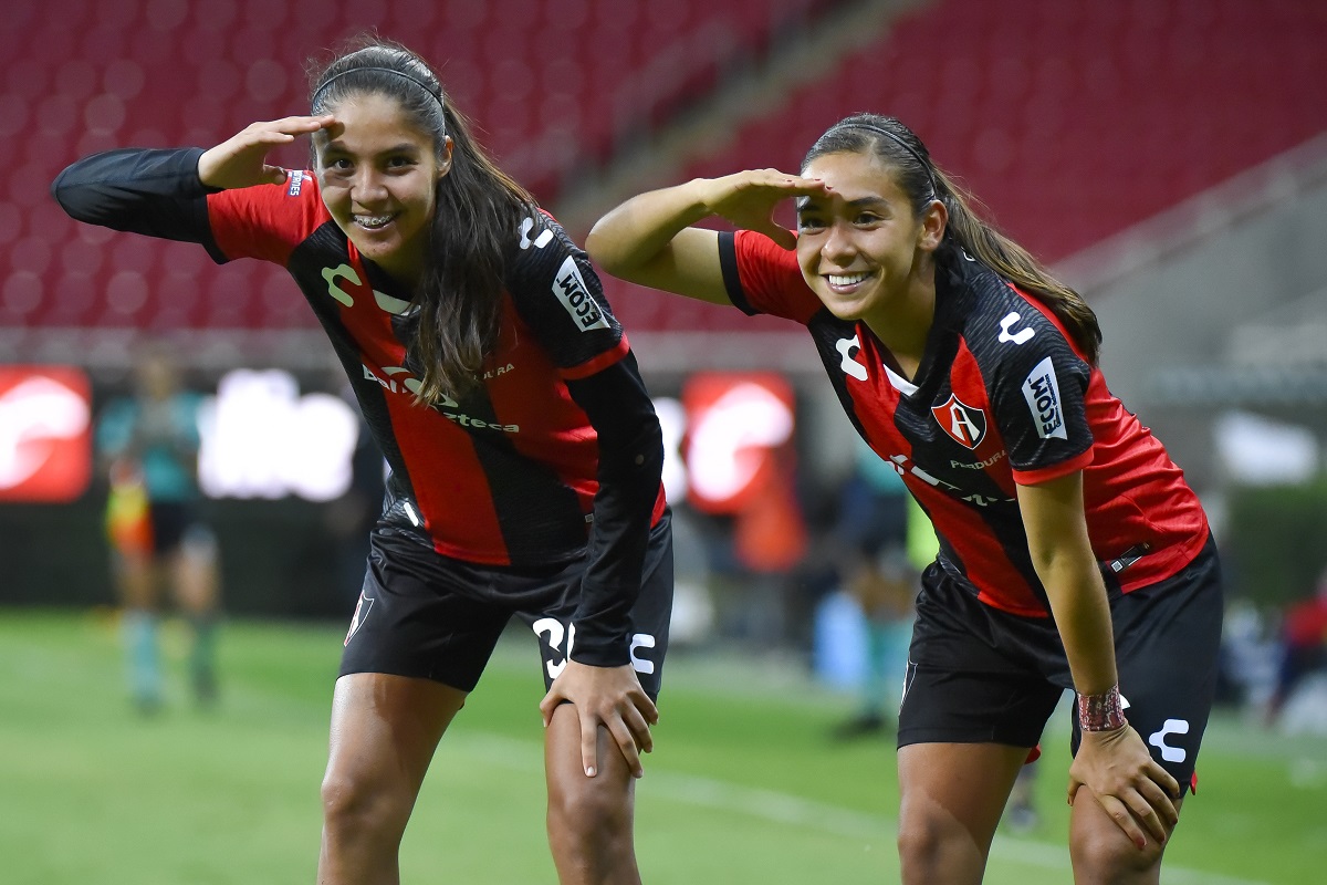 Alison González y Zellyka Arce en festejo tras el segundo gol de Atlas (Imago7)