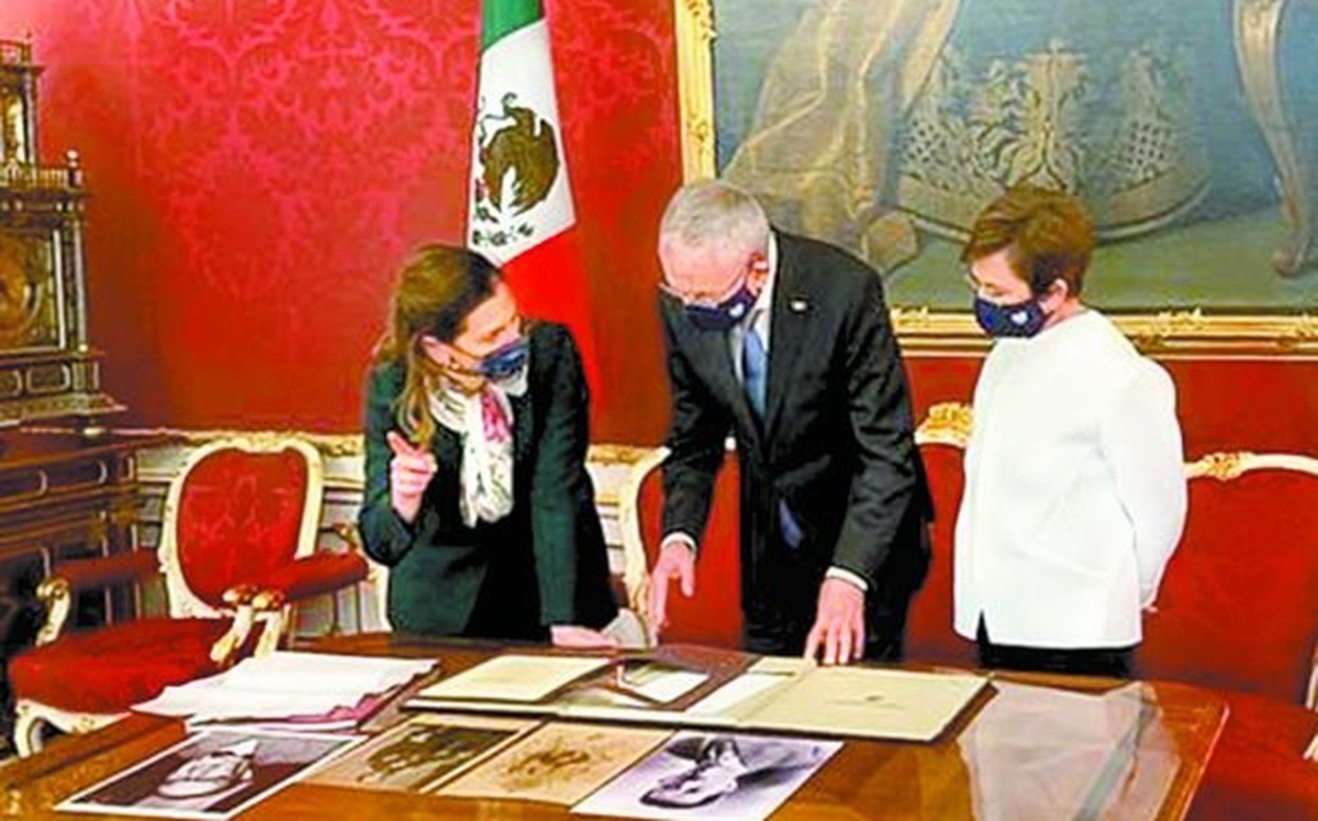 AMLO encarga a Gutiérrez Müller traer el penacho