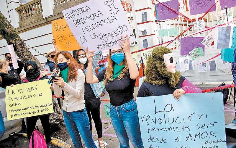 Colectivos bloquearon la sede del partido, en la colonia Roma, desde las 8 de la mañana. (Cuartoscuro)