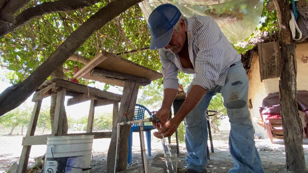 Con la construcción de tanques de distribución, ahora 380 personas  tienen una llave de agua, a solo un paso de distancia.