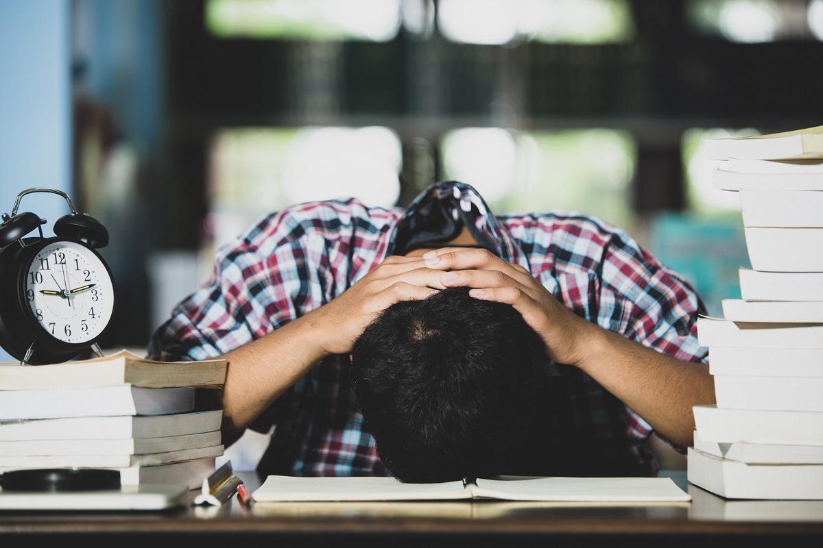 El estudiante que termina ciclos estudiantiles pasa por una etapa de estrés al sentir que no encuentra su lugar. (Freepik)
