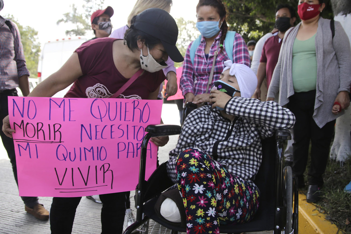 Familiares de niños con cáncer cerraron vialidades para exigir tratamientos. (Agencia Enfoque)