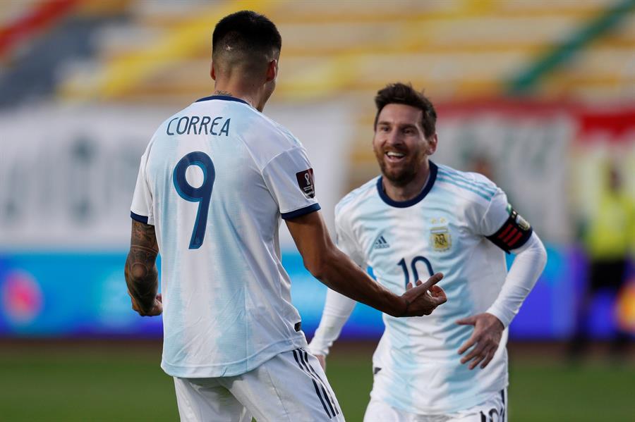 Joaquín Correa y Lionel Messi (EFE)