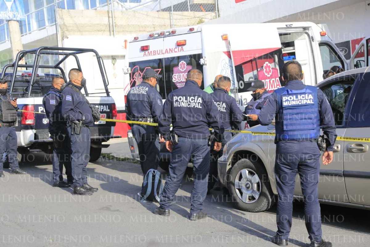 Los paramédicos lo estabilizaron en una camilla y lo llevaron a un hospital bajo custodia de los uniformados. (Andrés Lobato)