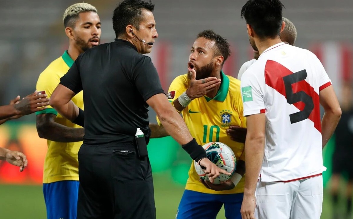Aficionados 'estallan' contra árbitro y piden su destitución tras polémica en Perú vs Brasil (AFP)