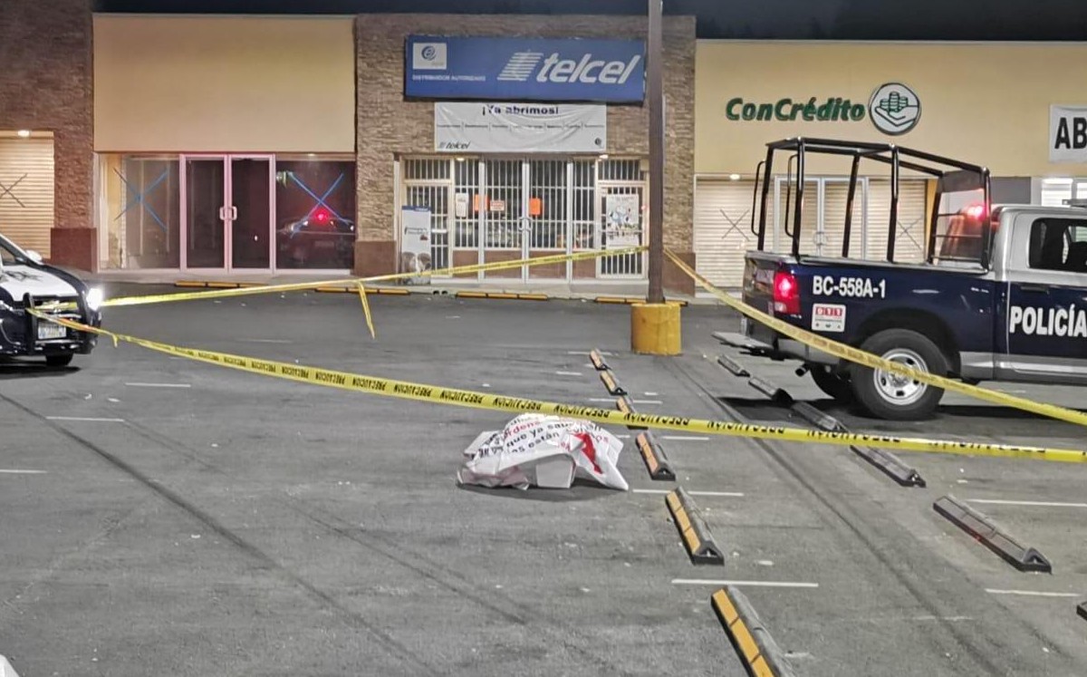 Agentes acudieron al lugar ante la posibilidad de que el recipiente tuviera restos humanos. (Especial)