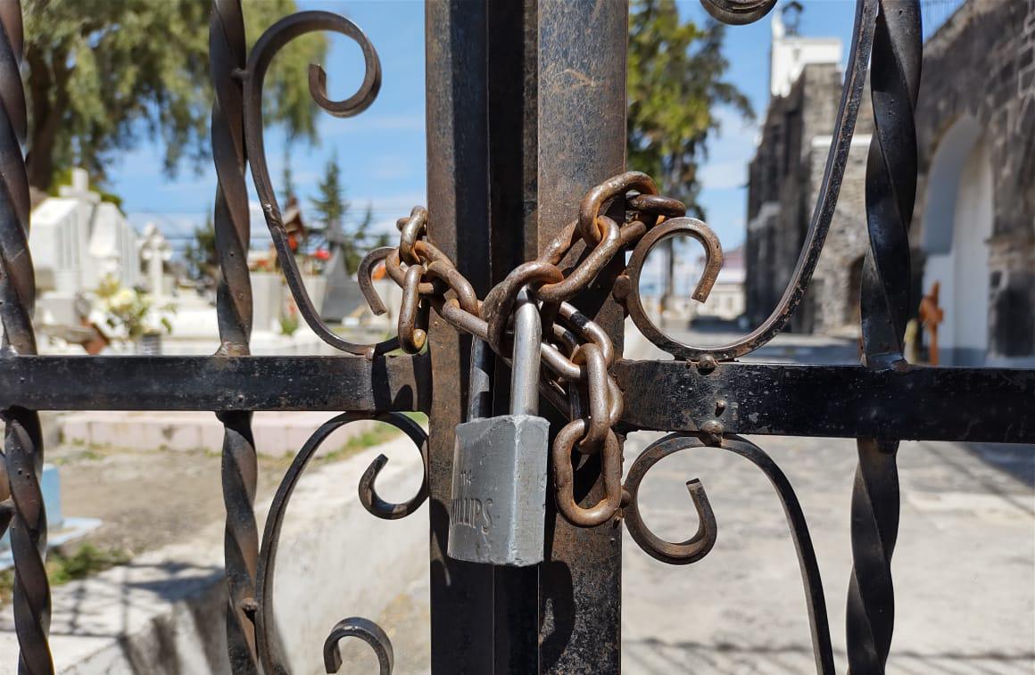 La alcaldía Iztapalapa informó que en los 10 panteones que se encuentran dentro de la zona se empezarán a pegar lonas sobre la suspensión de eventos. 