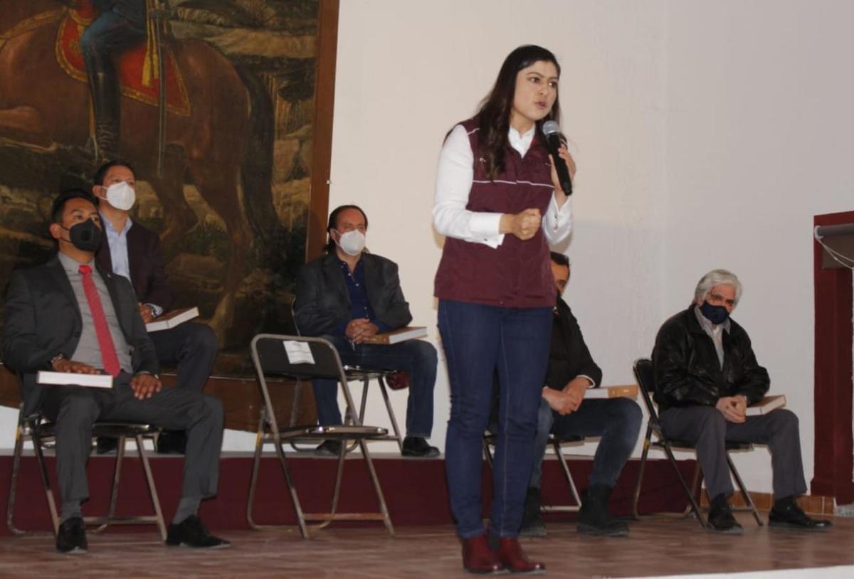 Claudia Rivera en su gira de trabajo en la junta auxiliar Ignacio Zaragoza. (Ittay Aguilar)