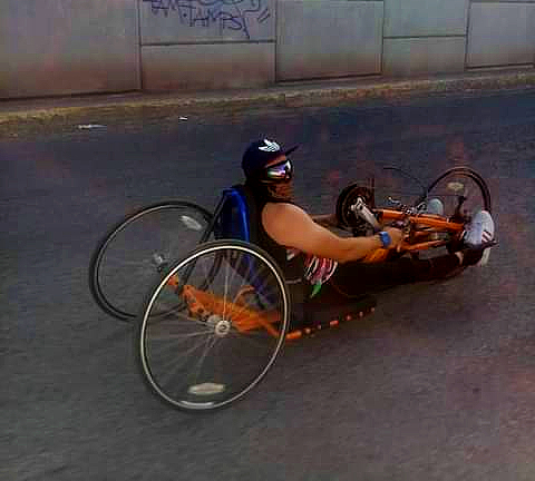 Él mismo adaptó una bicicleta normal a sus necesidades.