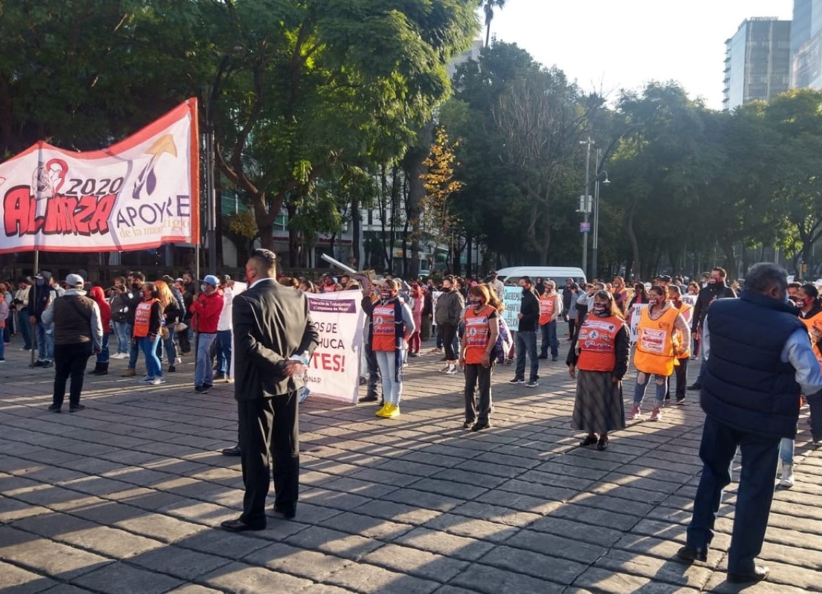 Manifestantes marchan en carriles centrales de Reforma, en CdMx. | César Velázquez