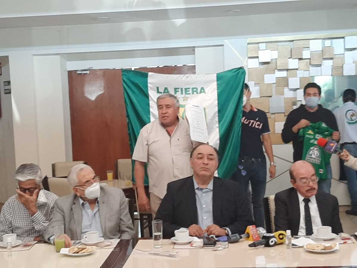 Miembros de 'Salvemos nuestro estadio' pelearán Nou Camp por lo legal