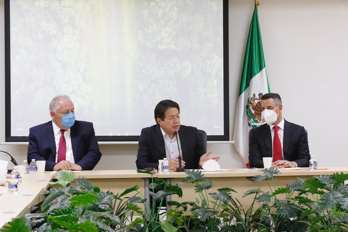 Murat (izq.)reconoció el esfuerzo del presidente López Obrador para dotar de una base de infraestructura a la región sureste. (Especial)