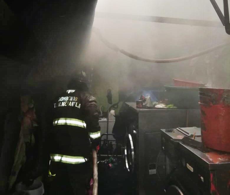 Rescatistas ingresaron a la casa y en una habitación encontraron al hombre.