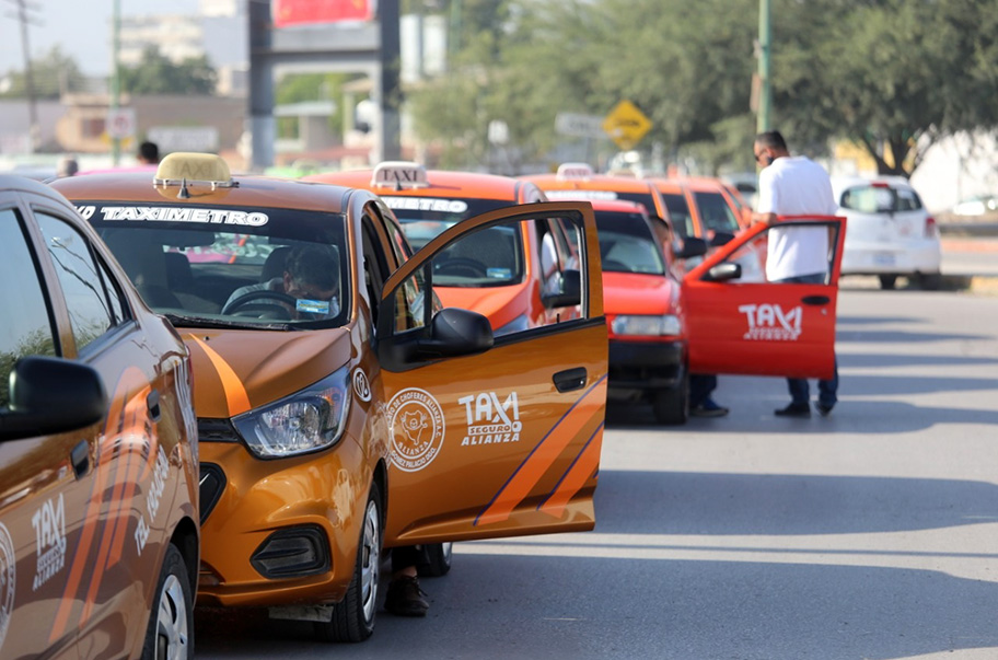 Taxistas realizan caravana a Durango. (Rolando Riestra)