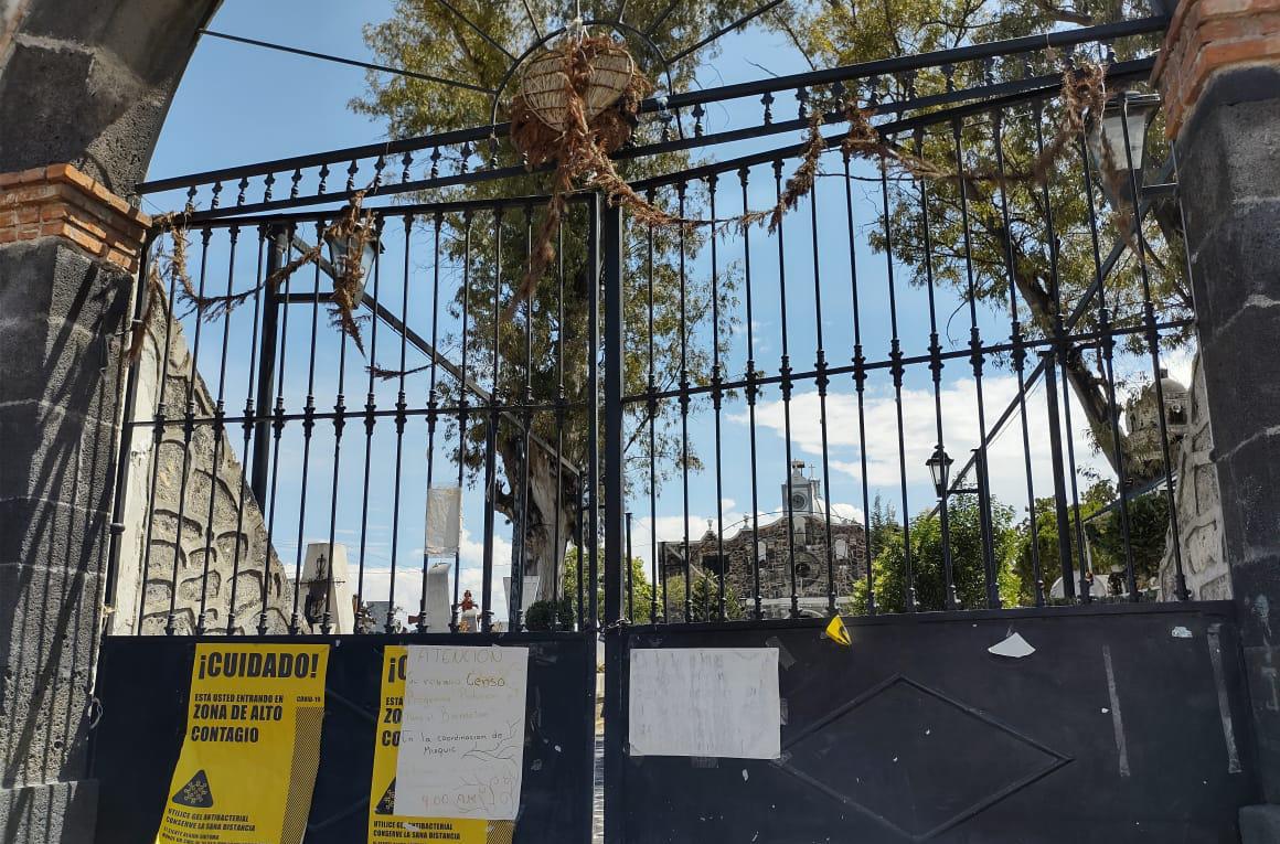 Es una tradición en la que cada año miles de familias acuden a los panteones a convivir y dejar flores. (Especial)
