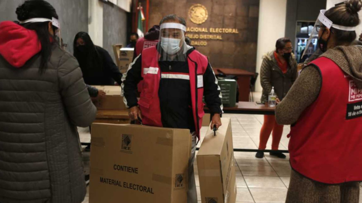 Entre cubrebocas y caretas, INE entrega paquetería electoral previo a elecciones en Hidalgo