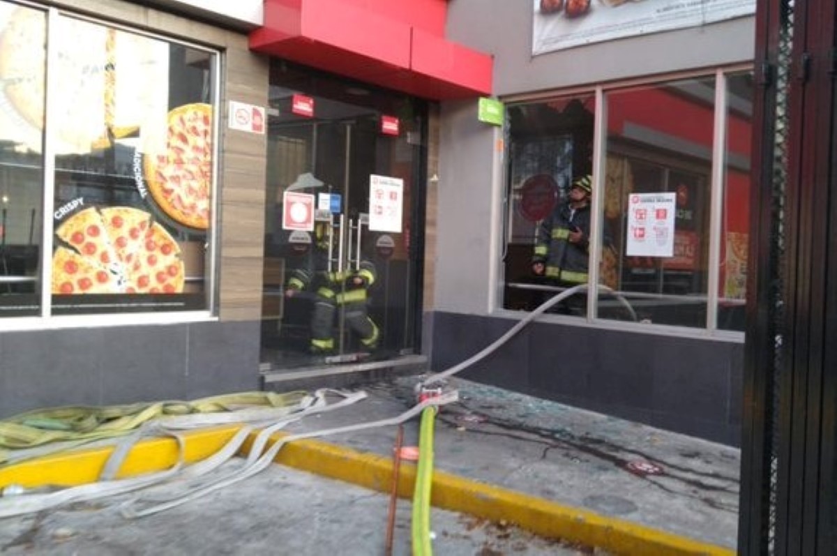 El incendio se originó dentro de la pizzería. | César de Velázquez