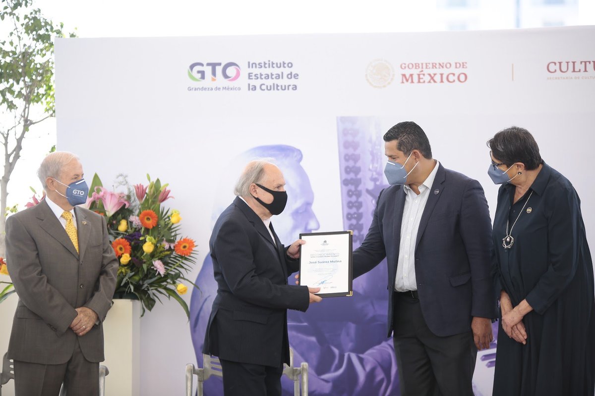 Entregan presea “Eugenio Trueba Olivares” al maestro José Suárez.