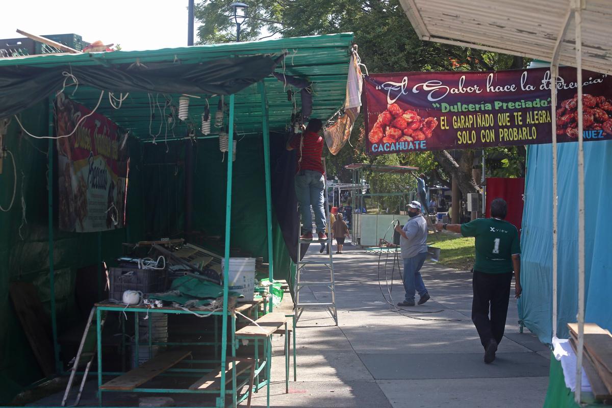 Este jueves comenzó la instalación de los 186 puestos que conformarán la Feria del Cartón 2020. (Fernando Carranza)
