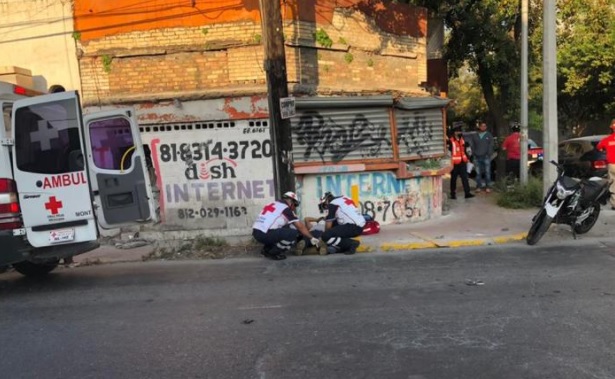 Motociclista queda lesionado tras choque en Monterrey. Foto: Pedro Delgado.