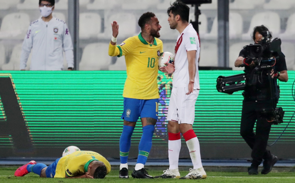 Neymar y Carlos Zambrano (Reuters)