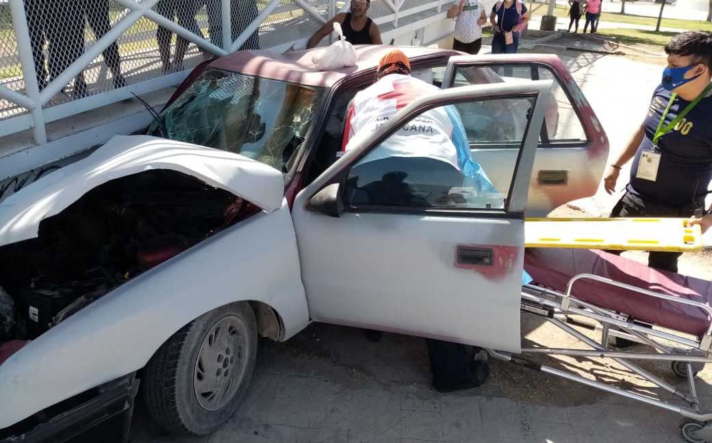 Torreón: Pareja termina prensada tras chocar contra puente peatonal ...